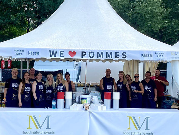 Gingers Events Team am Pommes-Stand mit Pavillon