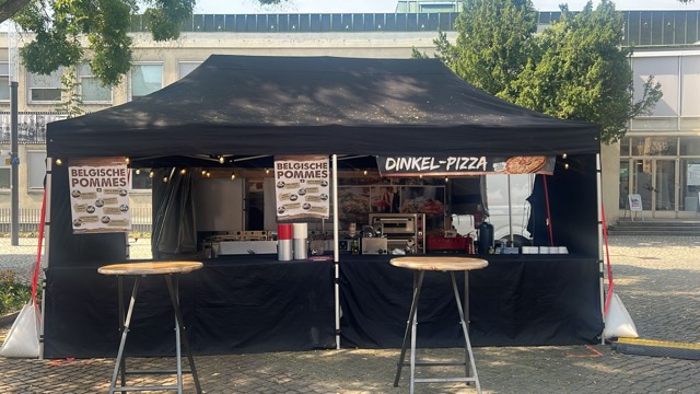 Gingers Events Stand mit Speisen und Getraenken