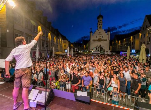 Publikum vor einer Konzertbuehne bei einer Gingers Events Referenz