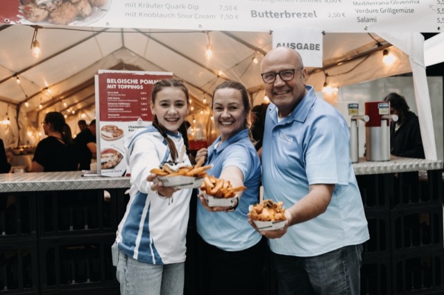 Gingers Team serviert belgische Pommes bei einer Veranstaltung