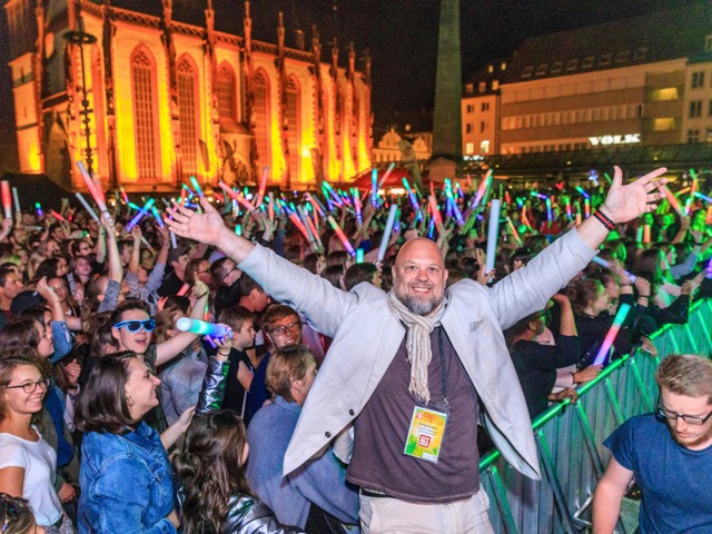 Stadtfest mit Lichtshow und grossem Publikum