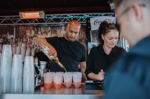 Gingers Barteam bereitet Cocktails fuer Eventgaeste zu