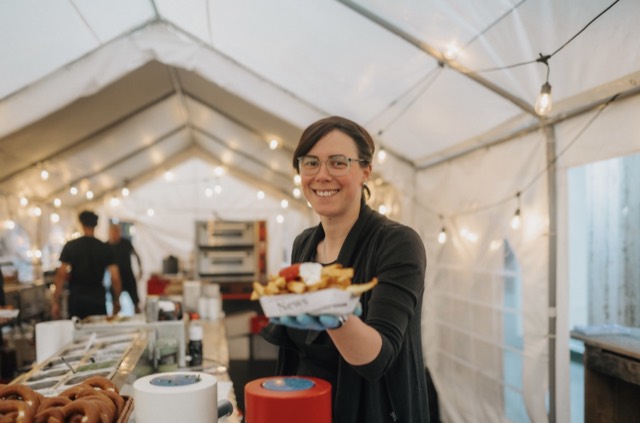 Eventbesucher auf einem Stadtfest in Franken