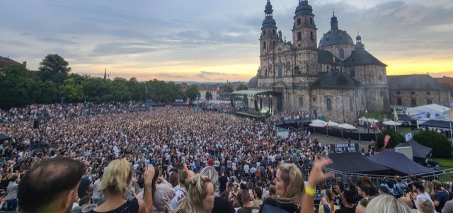 Grosses Publikum vor historischer Kulisse bei einem Stadtfest