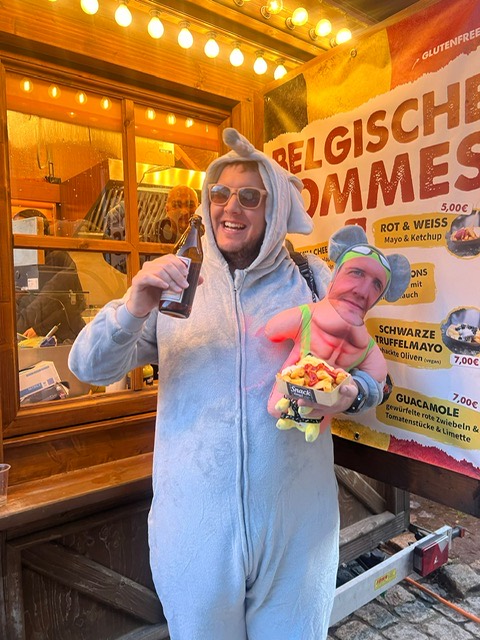 Eventteam bei der Ausgabe von Speisen und Getraenken